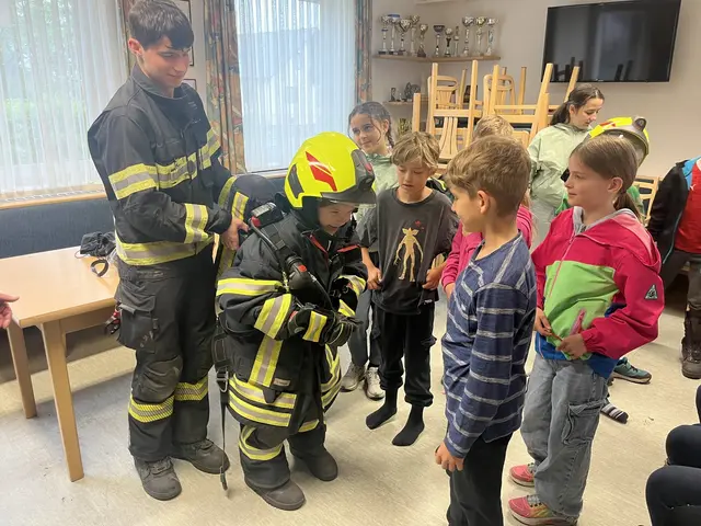 Drei Volksschulklassen besuchen die Stadtfeuerwehr
