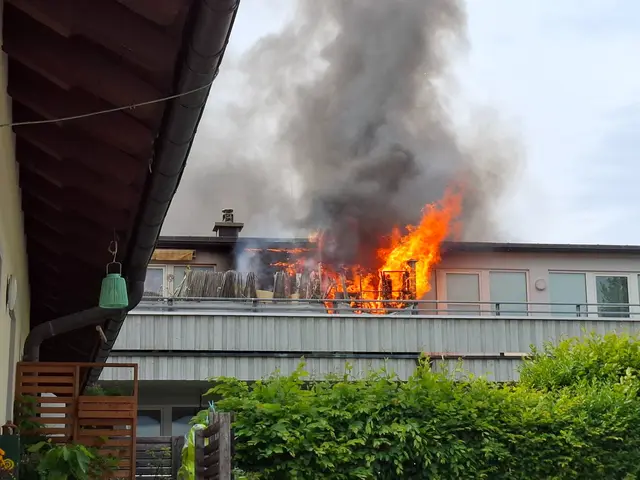 Starker Wind ließ die Flammen rasch vom Balkon auf den Dachstuhl übergreifen. Mehrere Feuerwehren verhinderten in Patsch eine weitere Ausbreitung des Brandes. | Foto: Rotes Kreuz Innsbruck