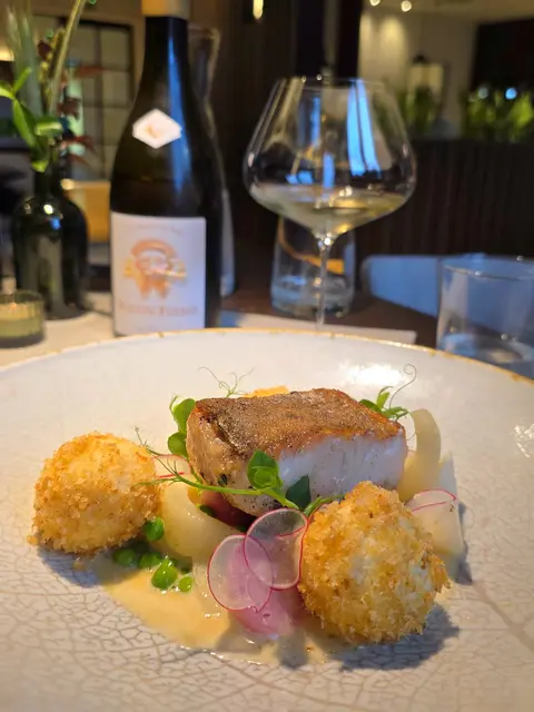 Hauptspeise: Gegrilltes Filet vom Zander, Mairübe, Erbse, Radieschen, Grießknöderl (22,50 Euro) - „Zarter Fisch, Beilagen perfekt abgestimmt, hohe Kochkunst“, so der Teufl. Teuflisch gut! | Foto: Werner Schrittwieser