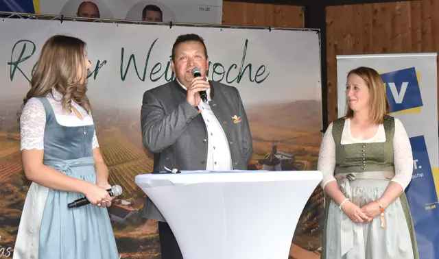 Kerstin Schüller und Hannes Graf vom Bezirksweinbauverband Retz über den Zusammenhalt der Winzer. | Foto: Herbert Schleich