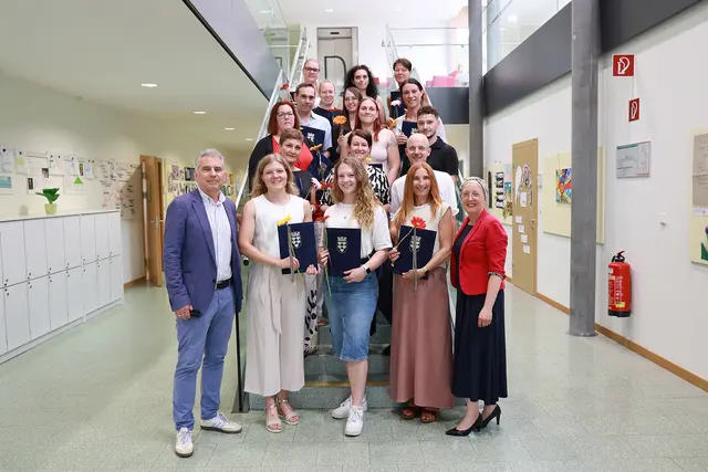 Michael Klecka (1.v.l.) und Lehrgangsleiterin Michaela Hahn, MSc (1.v.r.) mit den insgesamt 18 Absolventinnen und Absolventen der Weiterbildung „Geriatrische Gesundheits- &amp; Krankenpflege“. | Foto: Universitätsklinikum Tulln-Klosterneuburg