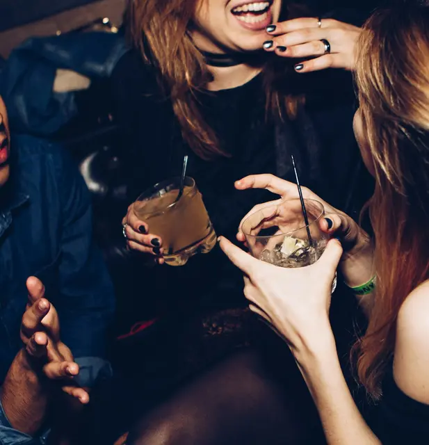 Mit dem Start der Festsaison rückt auch der Jugendschutz wieder mehr in den Vordergrund. (Symbolbild) | Foto: Michael Discenza/unsplash