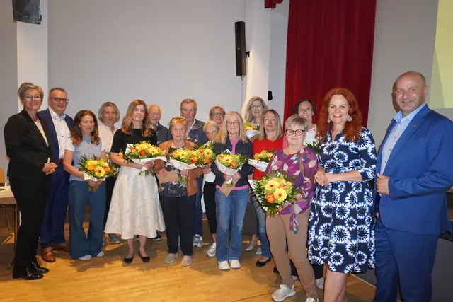 Langjährige Kräfte des Sozial- und Gesundheitssprengels wurden geehrt. Auch LR Cornelia Hagele (2.v.r) und Bezirkshauptfrau Kathrin Eberle (l.) gratulierten herzlich. | Foto: Kainz