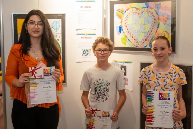 MS Hörsching: von links nach rechts:
2. Platz: Giulia Pop Klasse 3a, 1. Platz: Leo Ebead Klasse 2a, 3. Platz: Iris Fellner Klasse 3a | Foto: Lions Club Traun