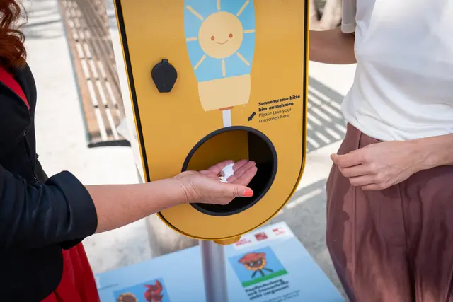 An drei Standorten in Innsbruck – am Landhausplatz, am Innsbrucker Marktplatz und im Gelände des Alpenzoos – stehen ab sofort drei moderne Sonnencremespender. | Foto: © Land Tirol/Neuner