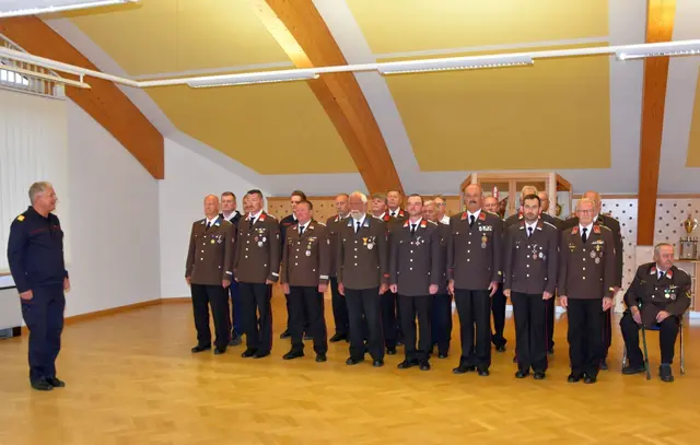 Auszeichnungen wie die Verdienstmedaille für 25 Jahre, 40 Jahre, 50 Jahre und 60 Jahre Tätigkeiten im Feuerwehrwesen wurden überreicht. | Foto: BFVMZ Pusterhofer