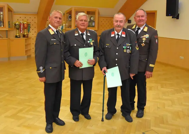 Einige Kameraden wurden für ihre 60-jährige Feuerwehrtätigkeit ausgezeichnet. | Foto: BFVMZ Pusterhofer