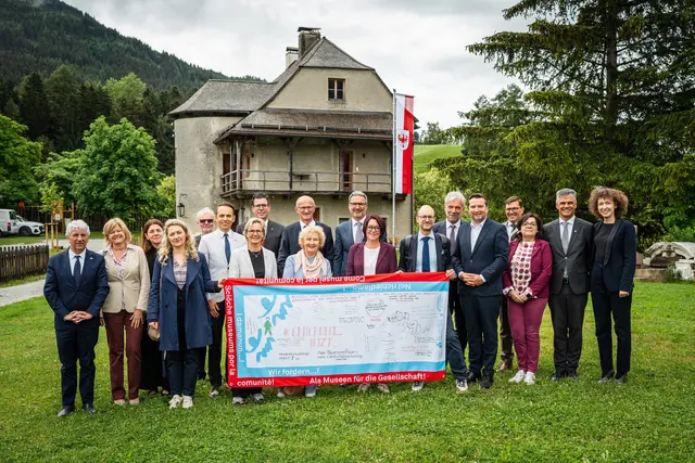Symbolischer Abschluss des Euregio-Museumsjahrs 2025: VertreterInnen der Museumsjahr-Steuerungsgruppe übergaben die Wanderfahne an die Euregio-Versammlung. | Foto: Land Tirol/Fitsch