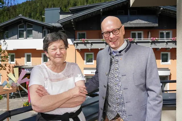 Landesrat Wolfgang Fürweger mit Johanna Huber (sie ist im angrenzenden Betreuten Wohnen zu Hause) | Foto: Land Salzburg / Franz Neumayr