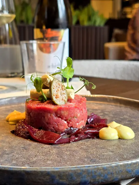 Vorspeise: Beef Tatar, Balsamico-Zwiebel, Butter, Senfmayonnaise, Weißbrot (13,90 Euro) - „Geschmackliche Explosion, fein gewürzt, tolle Anrichteweise“, schwärmt der Teufl. Teuflisch gut! | Foto: Werner Schrittwieser