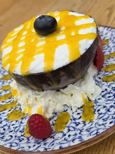 Nachspeise: Cocco Ripieno, Kokoseiscreme mit Mangopüree und Früchten (9 Euro) - „Feines Kokoseis, geschmacklich sehr gut, in echter Kokosschale angerichtet“, findet der Teufl. | Foto: Werner Schrittwieser