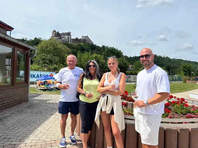 Zahlreiche Badegäste, Gemeinderäte sowie Mitarbeiter des Freibades nahmen an der traditionellen Saisoneröffnung teil. | Foto: Manuela Danzinger