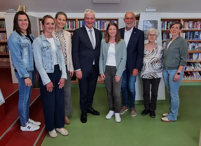 Landesrat Anton Kasser besucht Buch Media Schweiggers