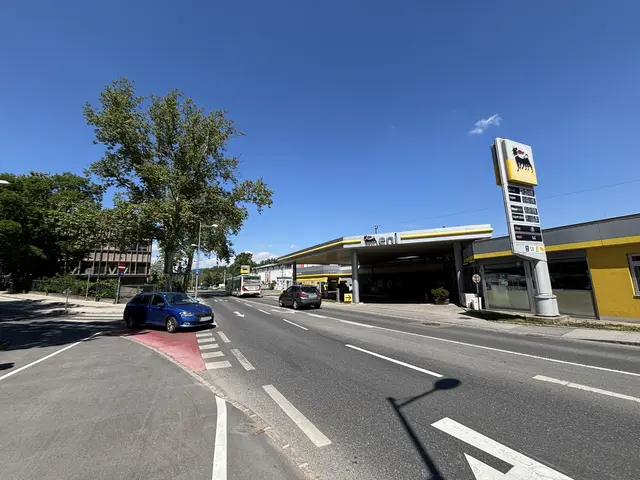 Will man vom abschüssigen Radweg aus der Leopoldstraße in den Rad- und Gehweg auf der Wiener Straße einfahren, muss über die Bordsteinkante fahren. Dies im rechten Winkel und daher einigermaßen sicher zu bewältigen, ist nahezu unmöglich.  | Foto: MeinBezirk/Seebacher