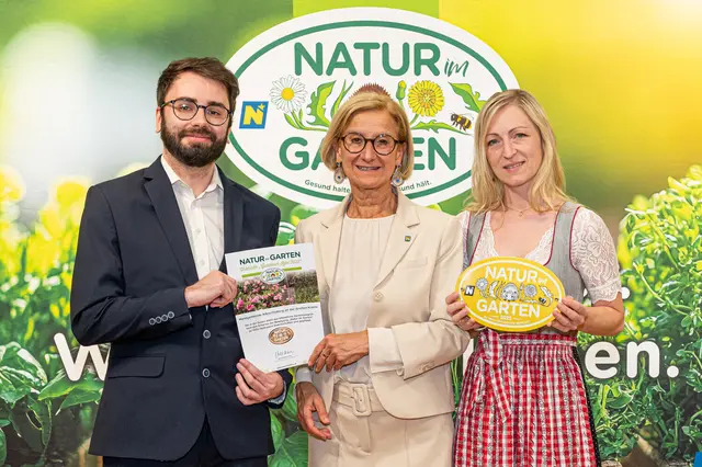Albrechtsberg: Gemeindebediensteter David Schiller, Landeshauptfrau Johanna Mikl-Leitner (ÖVP) und Gemeindebedienstete Daniela Stummer. | Foto: „Natur im Garten“ / J. Ehn