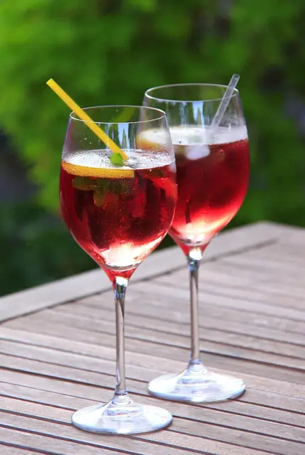 Sonne im Gesicht, ein gemütlicher Gastgarten und ein kühler Aperitif in guter Atmosphäre und netter Gesellschaft.  | Foto: pixabay / pics_kartub