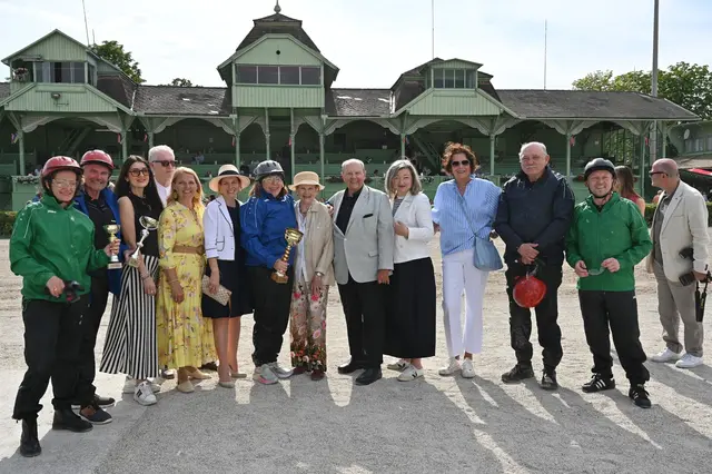 Schauspielerin Marie-Christine Friedrich, Landtagspräsident Karl Wilfing, Monika Ballwein, Trabrennverein Baden-Präsident Josef Kirchberger, Birgit Perl (Moderation), Bürgermeisterin Carmen Jeitler-Cincelli, Schauspielerin Susi Stach, Gabriele Jacoby (Präsidentin Hilde Wagener Künstlerheim), Bgm. a. D. August Breininger, StR Gertraud Auinger-Oberzaucher, Brigitta Hartl-Wagner (Geschäftsführerin Hilde Wagener Künstlerheim), Schauspieler Karl Fischer und der künstlerische Leiter der Bühne Baden, Andreas Gergen.
 | Foto: 2026psb/sap
