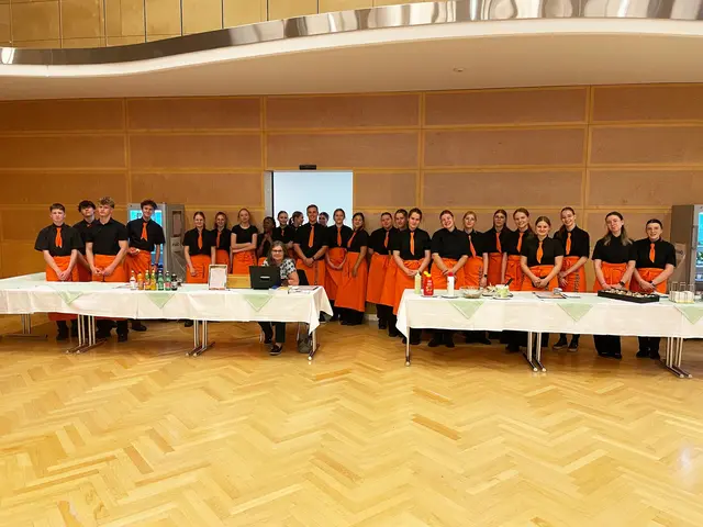 Schülerinnen und Schüler der HLW Krieglach verwöhnten die Gäste mit einer vielfältigen Auswahl an Speisen.  | Foto: Täubl