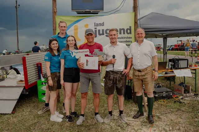 Mit einer beeindruckenden Zeit von 1:31 Minuten und 27 Sekunden sicherte sicherte Martin Elmer auf seinem MB Trac 700 den Tagessieg: von li: Emely Burgstaller, Manuel Pammer, Viktoria Nimmervoll (Leiterin), Martin Elmer, Thomas Habringer (Leiter) und Bürgermeister Josef Rathgeb.  | Foto: Jana Lanzersdorfer von My Moments Photography