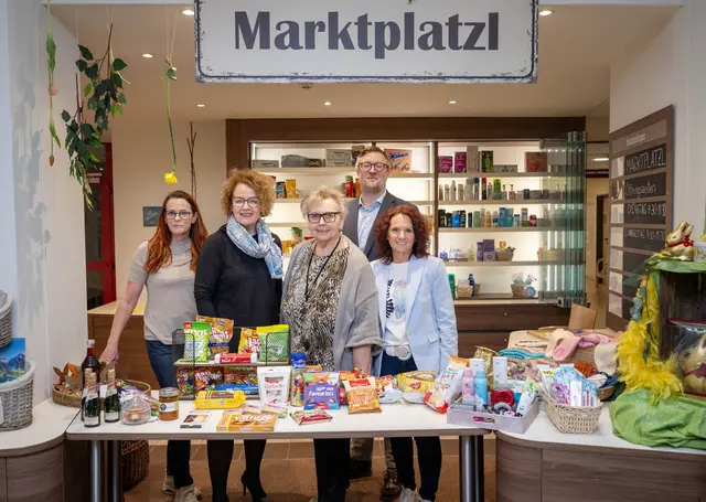 v.l.n.r.: Managerin Ehrenamt und Alltagsbegleitung Karin Prein-Kiraly, Landesrätin Mag. 
Christiane Teschl-Hofmeister, ehrenamtliche Mitarbeiterin Georgine Wolf, kaufmännischer 
Direktor Dipl. KH-BW Johannes Salaban-Hofer, BA MA, Pflegedirektorin Eva Grabbe, MBA)  | Foto: NLK Khittl 