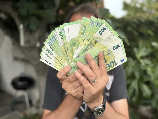 Grüne stellen Initiativantrag für niedrigere Bezüge in der Stadt
