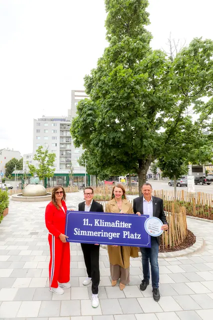 v. l.: Planungsstadträtin Ulli Sima, Klimastadtrat Jürgen Czernohorszky (beide SPÖ), Neos-Klubvorsitzende Selma Arapovic und Bezirkschef Thomas Steinhart (SPÖ) am neuen Platz.  | Foto: Stadt Wien/Christian Fürthner