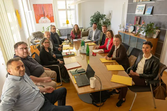 Das Strategieteam zur Bekämpfung der Goldgelben Vergilbung bei der Arbeit: Vertreterinnen und Vertreter des Landes Burgenland, der Landwirtschaftskammer Burgenland, des Pflanzenschutzdienstes Burgenland, der BIO Austria und der Ages. | Foto: Büro LH-Stv.in Anja Haider-Wallner