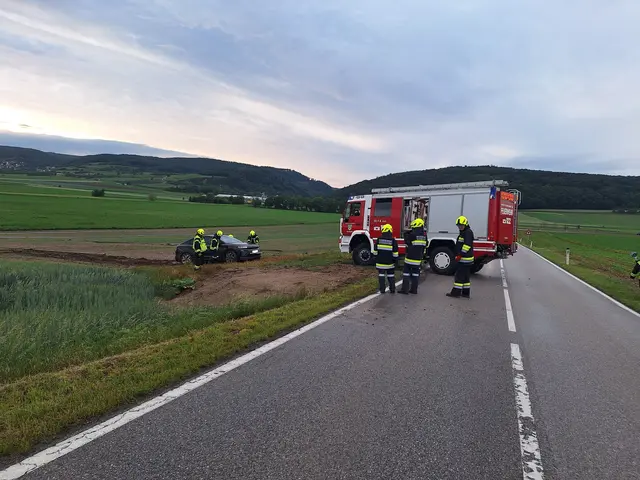 Pkw landet im Acker, Feuerwehr Statzendorf rückt zur Bergung aus
