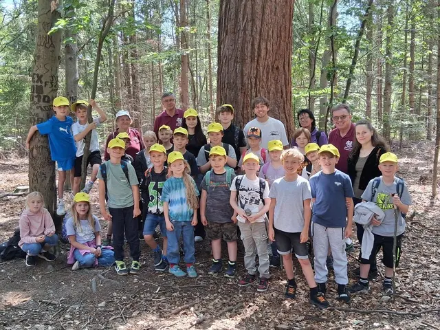 Die Volksschulkinder vor dem Mammutbaum mit ihren Lehrkräften, den Vertretern des Petersklubs und des Naturparks Landseer Berge.

 | Foto: Werner Schöll