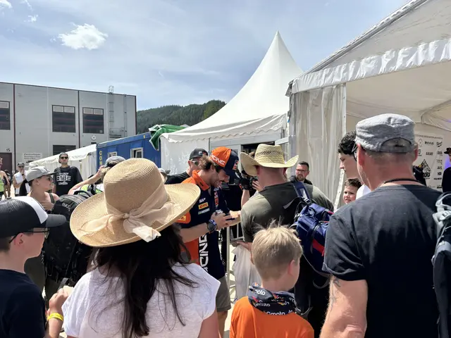 Manuel Lettnbichler gibt Autogramme