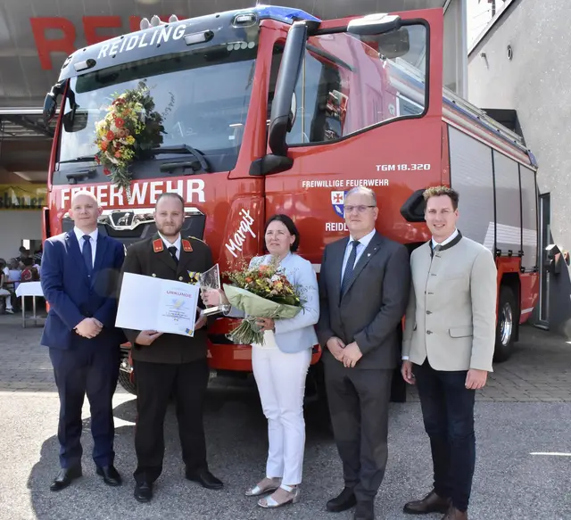  Fahrzeugpa&lt;n Margit Andert (MiFe) mit Floren&lt;n MaFhias
HuFerer von der BH Tulln, Kommandant OBI Michael Rauscher, Bürgermeister Erwin Häusler
und Landtagsabgeordnetem Bernhard Heinreichsberger (v. l.). | Foto: Reidling/Rödl
