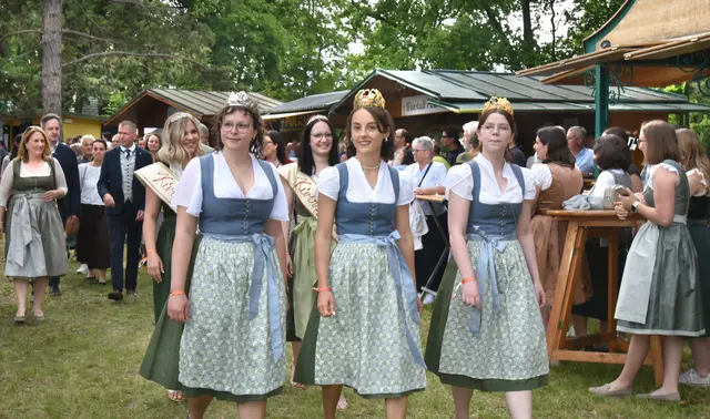 Gemeinsamer Einzug in den Sparkassengarten zum Festakt. | Foto: Herbert Schleich