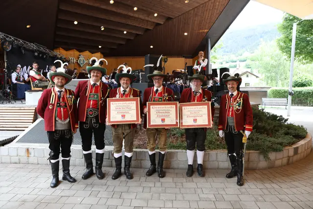 Im Bild v.l.: Hauptmann Matthias Hauser, Leutnant Georg Grießer, Ehrenhauptmann Major Paul Hauser, Ehrenoberleutnant Hannes von Stadler, Ehrenmitglied Paul Amort und Leutnant Martin Lener (Ehrenleutnant Major Rupert Usel konnte leider nicht anwesend sein) | Foto: Werner Hammerle