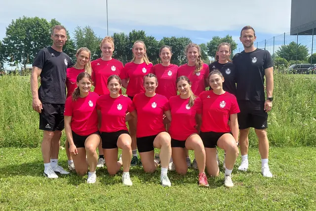 Die Arnreiterin Katharina Gahleinter (vordere Reihe, Mitte) gehört zur österreichischen Frauen-Nationalmannschaft.  | Foto: Faustball Austria