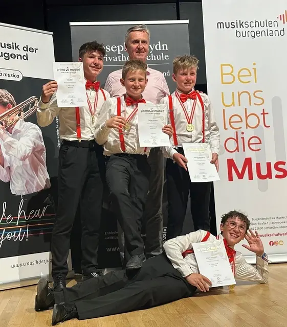 Beim Bundeswettbewerb „Prima la Musica“ in Eisenstadt holten Johannes Halmdienst, Fabian Wieland-Taferner, Johann Schnaubelt und Paul Ressel mit Ensembleleiter Michael Koller einen 1. Preis und damit Gold. | Foto: JBMS Mürzzuschlag