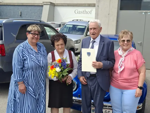 OV Monika Raffetseder, das Jubelpaar Christine und Johann Lienbacher und Senioren-Obfrau Anna Aigner. | Foto: Marktgemeinde Ardagger