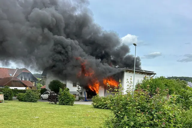 Die Garage stand in Vollbrand. | Foto: BFK WT