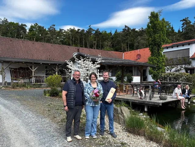 Namens der Wirtschaftskammer gratulierte Josef Kropf (li.) den Pächtern Silvia Rakosch und Markus Leitgeb zur Neuübernahme. | Foto: Wirtschaftskammer