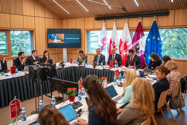 Die Landeshauptleute Anton Mattle (Tirol), Arno Kompatscher (Südtirol) und Maurizio Fugatti (Trentino, virtuell zugeschaltet) bei der 36. Sitzung des Euregio-Vorstands auf Burg Trautson. | Foto: Land Tirol/Fitsch