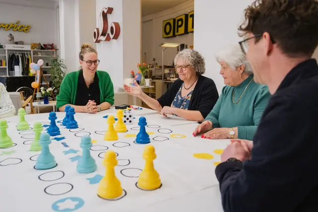 Im Salon Servus wird gelacht, geplaudert und gespielt. | Foto: GB*