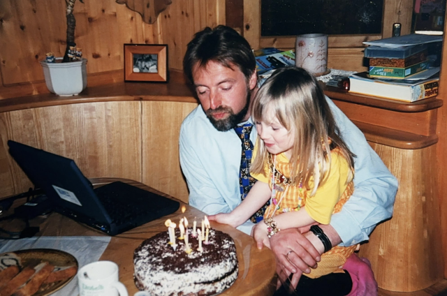 Hier bläst eine junge Linda Lime mit ihrem Papa ihre Geburtstagskerzen aus.  | Foto: Linda Lime