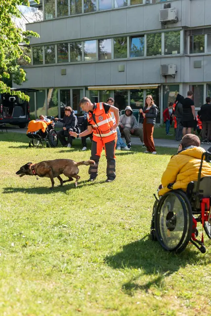 Auch die Flächensuche wurde den Kindern gezeigt.  | Foto: Johanniter Tirol
