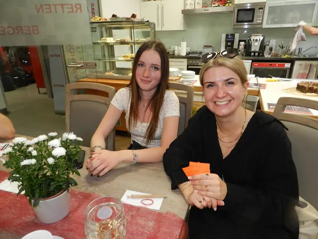 Evelina und Isa Trofin-Geyer versuchten auch ihr Glück bei der Tombola. | Foto: Heribert Punz