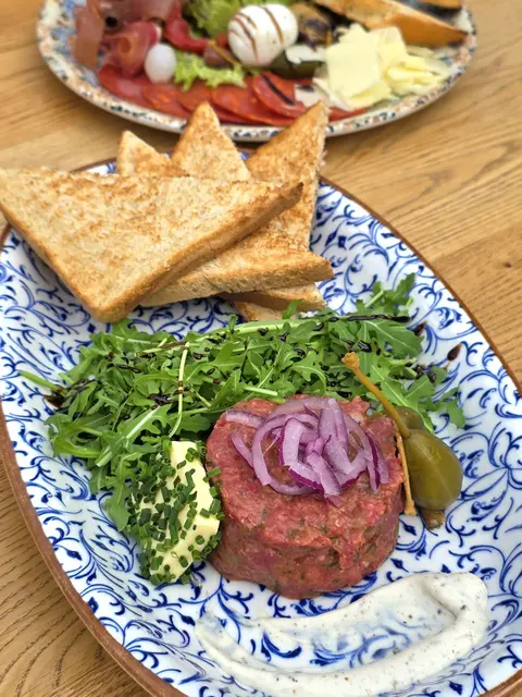 Vorspeise: Beef Tatar, Kräuterbutter, Rucola, Limetten-Trüffelmayo, Toastbrot (18 Euro) - „Hervorragend, wunderbar gewürzt und sehr harmonisch“, schwärmt der Teufl. Teuflisch gut! | Foto: Werner Schrittwieser