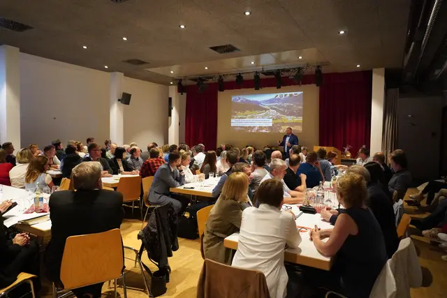 Die fünf Stubaier Gemeinderäte nahmen an fünf langen Tischen platz. | Foto: Kainz