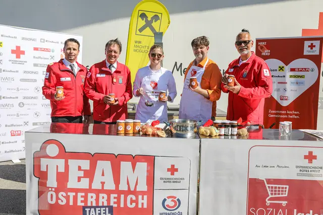 Initiative "Herz am Herd" in Niederösterreich gestartet: Landesdirektor Hannes Buxbaum, Rotes Kreuz Niederösterreich, Vizepräsident Werner Kraut, Rotes Kreuz Niederösterreich, Star-Köchin Theresia Palmetzhofer, Star-Koch Josef Floh und ÖRK-Ambassador Clemens Strobl im Einsatz für die Team Österreich Tafel | Foto: ÖRK / M. Hechenberger