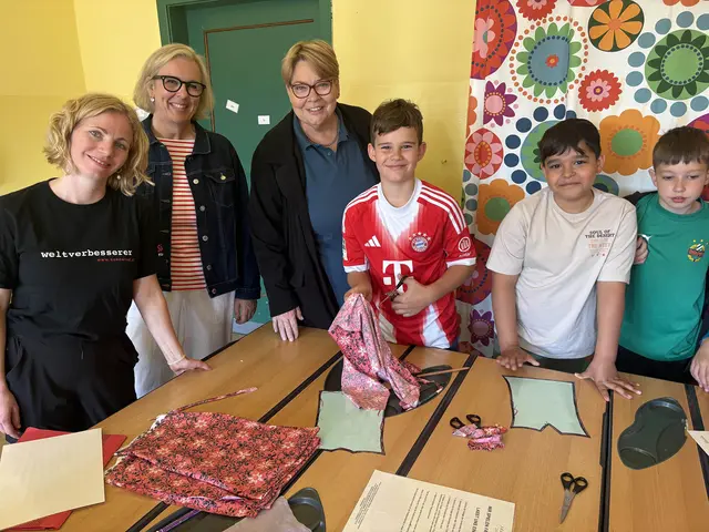 Bürgermeisterin Karin Baier und Umweltstadtrat DI Peter Pinka besuchten den Workshop in der Volksschule Ehrenbrunngasse. | Foto: Stadtgemeinde Schwechat