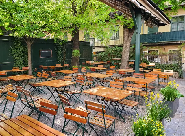 Die Kastanienbäume kühlen den Gastgarten im Sommer.
 | Foto: Peter Markl