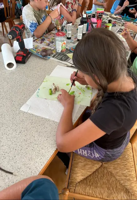 In Kräuterkursen basteln die Kinder mit den selbst gesammelten Naturmaterialien. | Foto: Privat