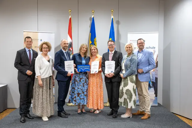 Bildungsdirektor Karl Fritthum (1.v.l.), Bildungslandesrätin Christiane Teschl-Hofmeister (1.v.l.), Präsidialleiter der Bildungsdirektion Dietmar Hudsky (4.v.r.) mit Vertreterinnen und Vertretern der Schulen. | Foto: BD NOE Pistracher